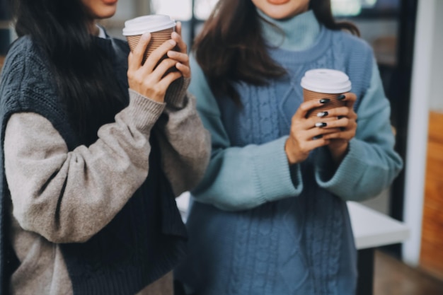 Glückliche Kollegen in einer Kaffeepause in einem Büro, eine Gruppe von Geschäftsleuten in einem Gespräch an einem Arbeitsplatz, Geschäftsleute, die in einem Startup arbeiten.