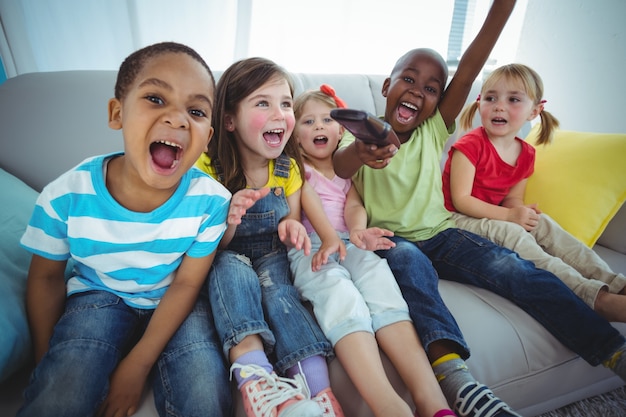 Glückliche lachende Kinder beim hinsetzen