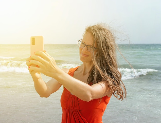 Foto glückliche lächelnde frau am strand