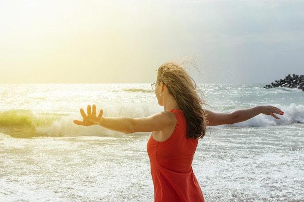 Foto glückliche lächelnde frau am strand