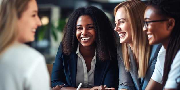 Glückliche, lächelnde Geschäftsfrauen, die zusammen im Büro arbeiten