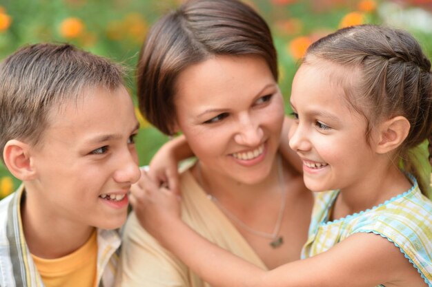 Glückliche lächelnde Mutter mit Kindern