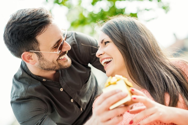 Glückliche lächelnde Paare in der Liebe