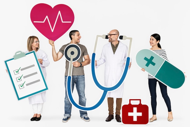 Glückliche Leute, die Gesundheitspflegeikonen halten