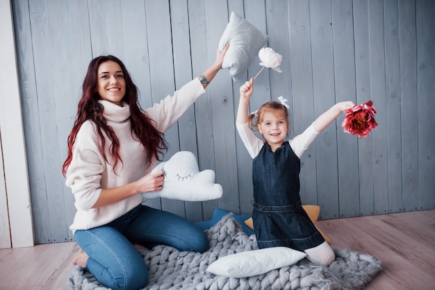 Glückliche liebende Familie. Mutter und ihr Tochterkind spielen zusammen