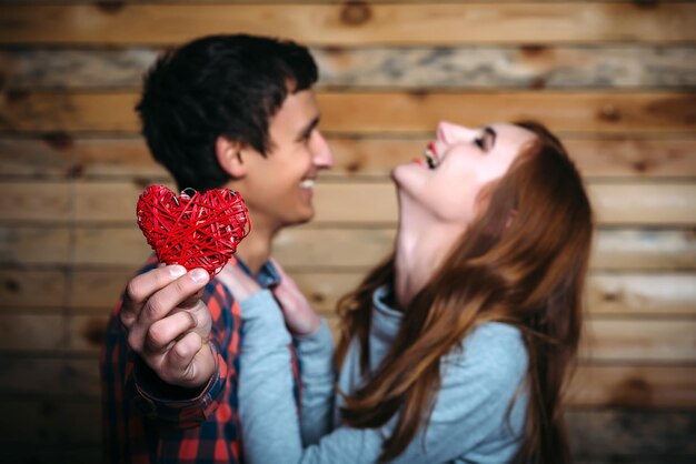 Glückliche Liebhaber mit dem Herzen zum Valentinstag