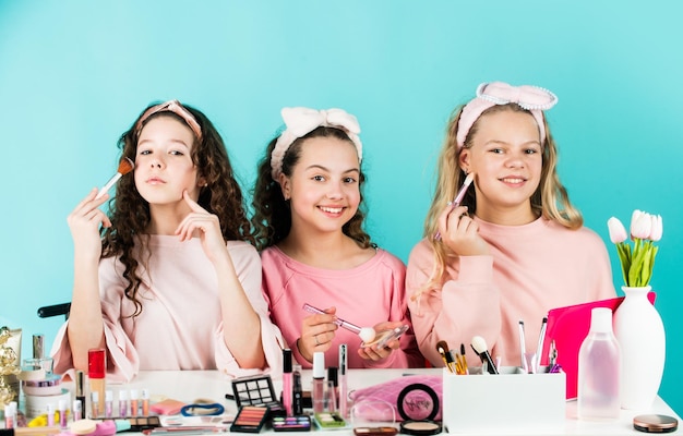 Glückliche Mädchen, die zusammen Make-up machen Schwesternschaft Glück Kosmetikgeschäft Öl kontrollieren Lippenstift auftragen Akne verhindern Kinder Make-up Hautpflegekonzept Kosmetik für Kinder Schönheit und Mode