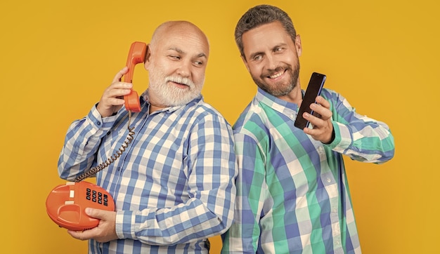 Foto glückliche männer mit vs-technologie isoliert auf gelb glückliche männern mit vs-technologie im studio