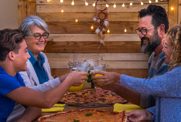 Glückliche Menschen am Tisch im Restaurant