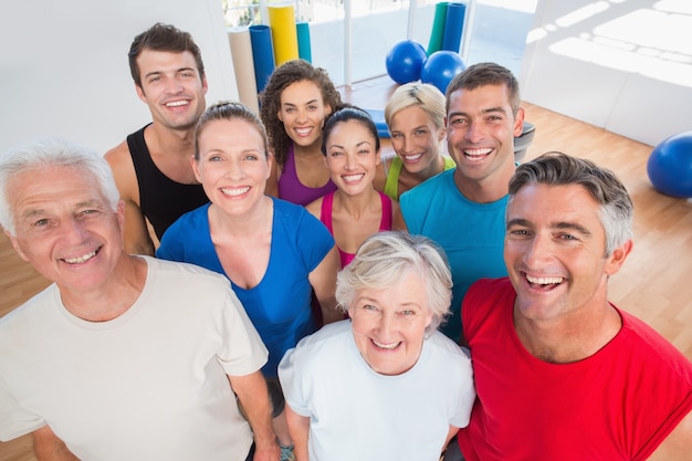 Glückliche Menschen in der Turnhalle