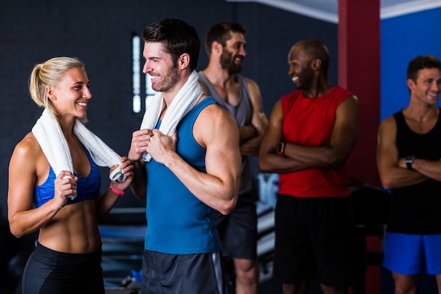 Glückliche multiethnische Freunde im Fitnessstudio