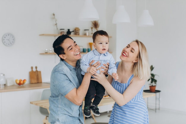 Glückliche multikulturelle Familie, die Spaß zusammen in der Küche hat