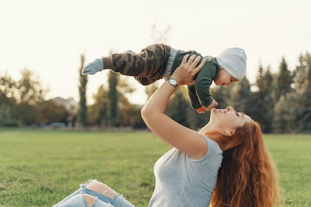 glückliche Mutter, die ihr Baby großzieht