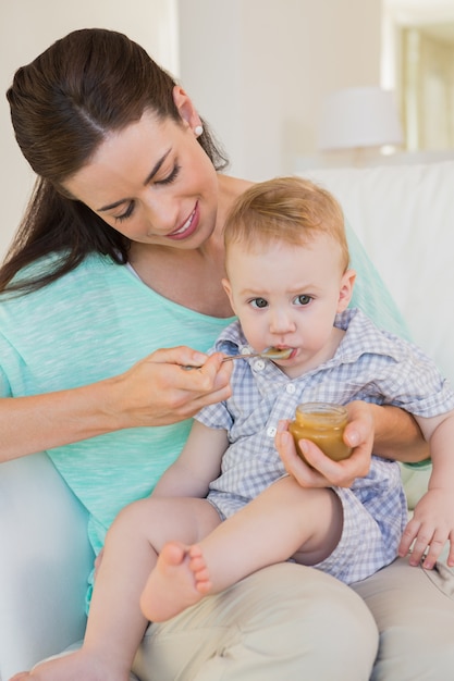 Glückliche Mutter, die mit ihrem Baby isst