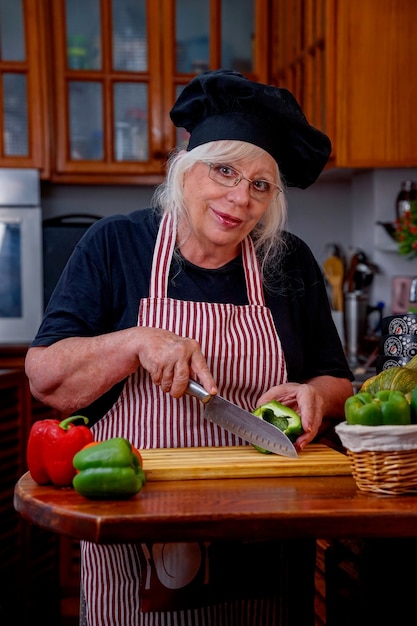 Glückliche Mutter, die zu Hause in der Küche kocht