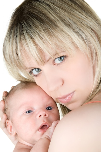 Glückliche Mutter mit dem Baby getrennt auf einem Weiß