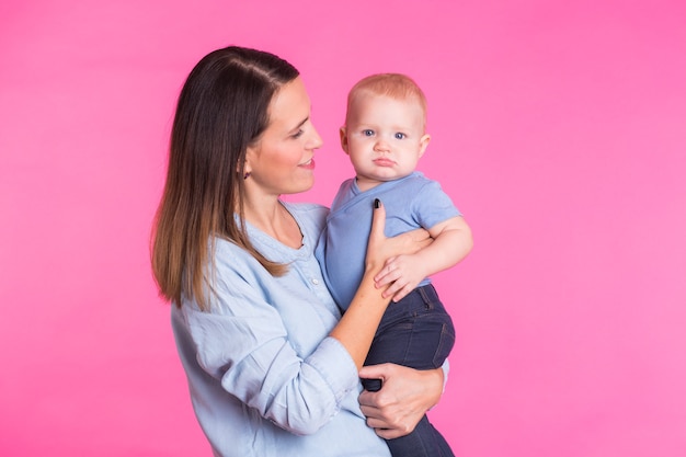 Glückliche Mutter mit ihrem kleinen Kind