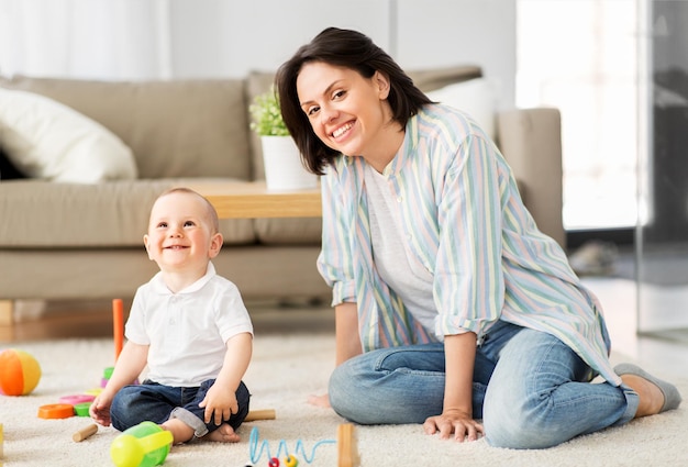 glückliche Mutter mit kleinem Sohn, der zu Hause spielt