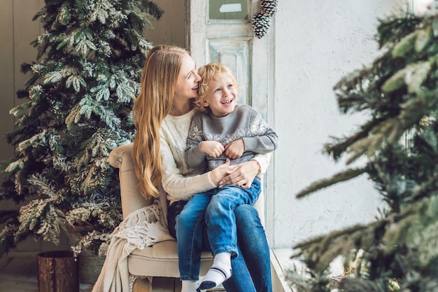 glückliche Mutter und entzückendes Baby feiern Weihnachten