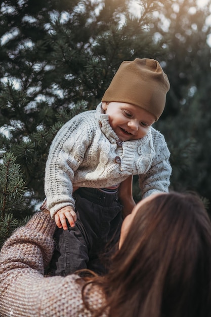 Glückliche Mutter und ihr Sohn in der Natur lächelnd spielen und Liebe und Zärtlichkeit umarmen Internationaler Tag der Umarmung