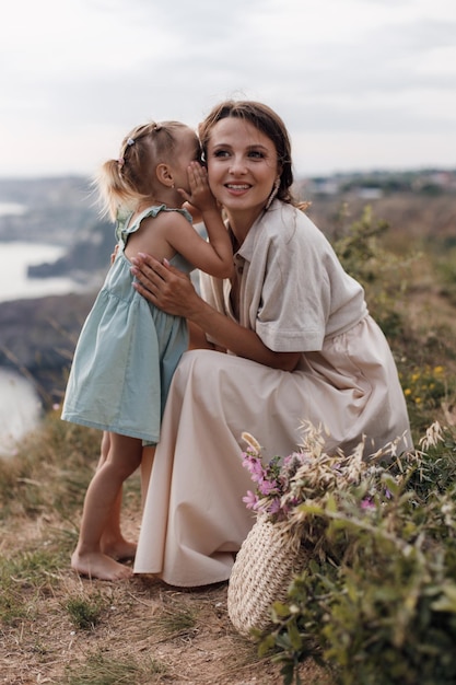 glückliche Mutter und Kind Baby im Freien