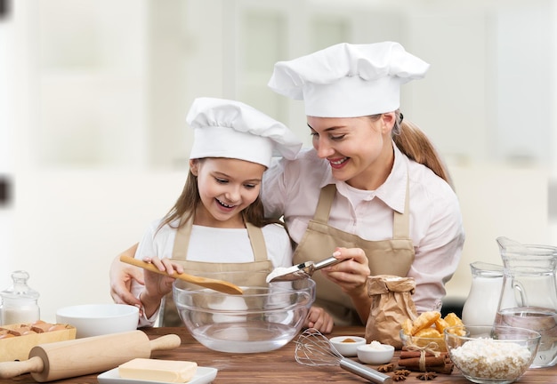 Glückliche Mutter und Kind beim Kochen