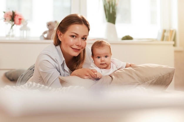 Glückliche Mutter und kleine Tochter