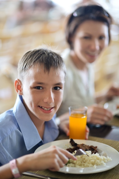 Glückliche Mutter und Sohn beim Frühstück auf dem Tisch