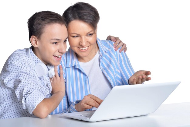 Glückliche Mutter und Sohn mit Laptop