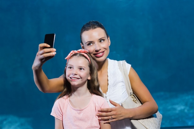 Glückliche Mutter und Tochter, die selfie nimmt