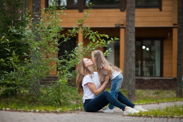 Glückliche Mutter und Tochter, die Spaß in der Natur haben