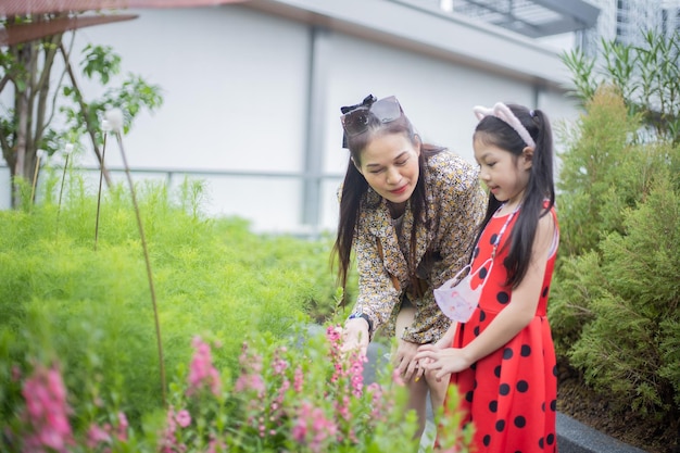 Glückliche Mutter und Tochter im Garten