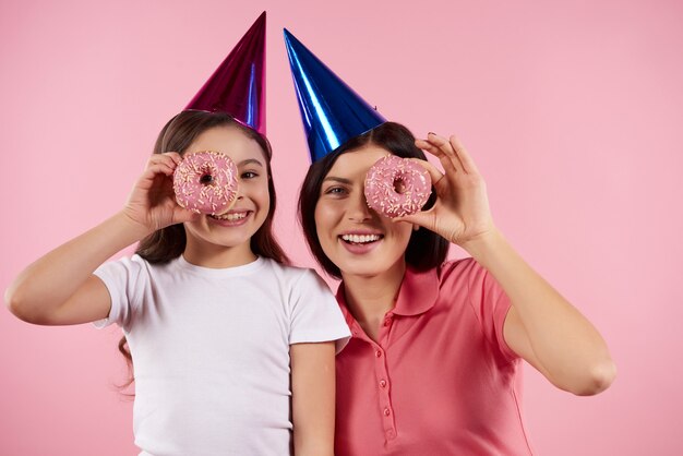 Glückliche Mutter und Tochter in den Feiertagskappen