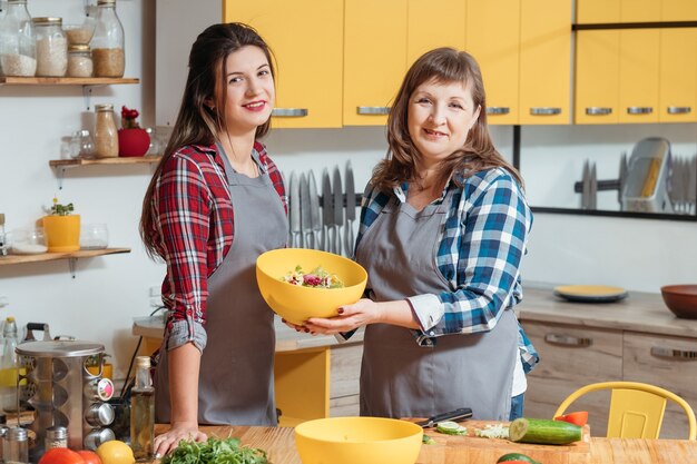 Foto glückliche mutter und tochter in der küche