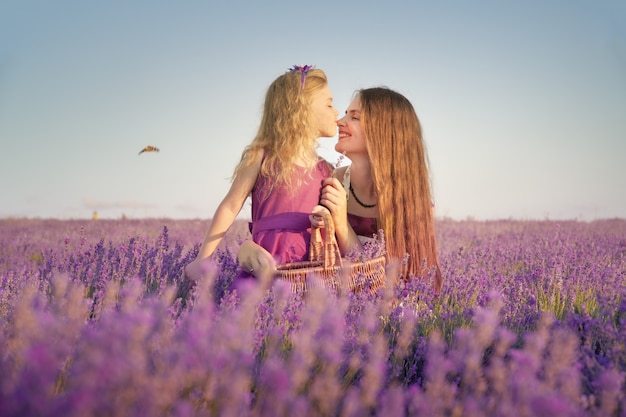 Glückliche Mutter und Tochter in der Lavendelwiese.