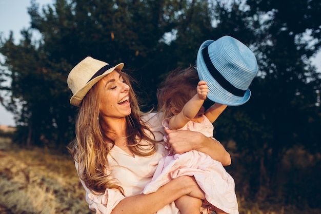 Glückliche Mutter und Tochter lachen zusammen im Freien