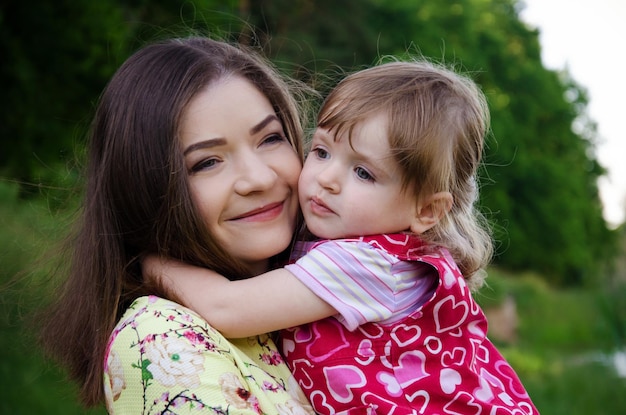 Glückliche Mutter und Tochter lieben und umarmen sich Glückliche Familie Muttertag Frauentag