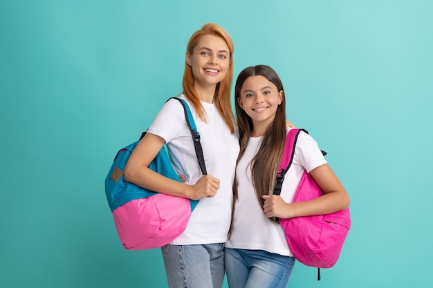 Glückliche Mutter und Tochter mit Rucksack bereit zum Lernen, Schulzeit.