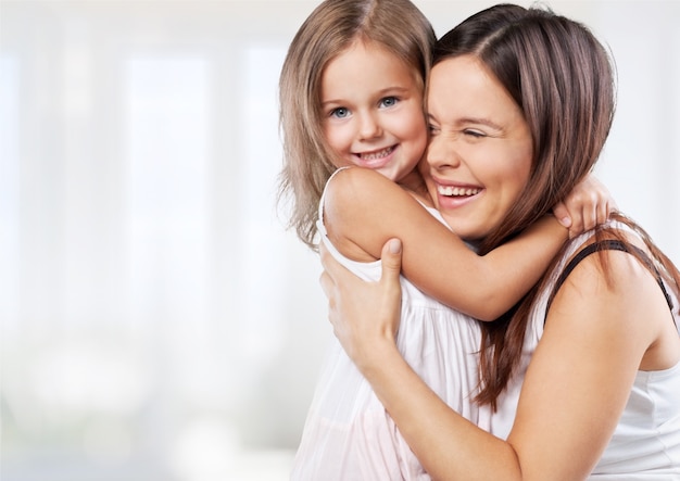Glückliche mutter und tochter umarmen sich