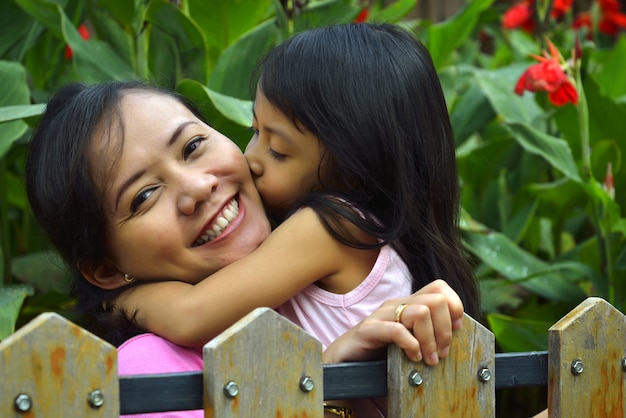 Foto glückliche mutter und tochter