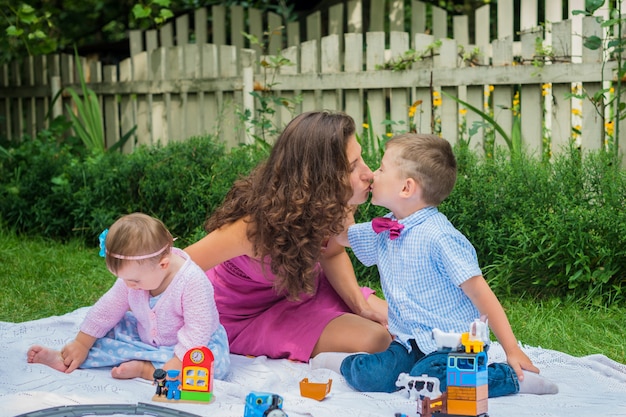 Glückliche Mutter und zwei Kinder