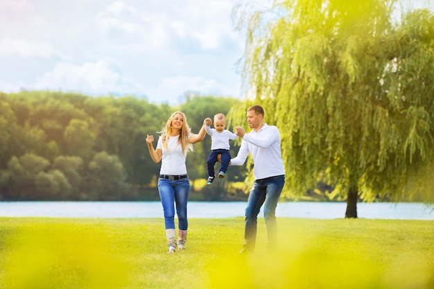 Glückliche Mutter, Vater und Sohn auf einem Spaziergang an einem sonnigen Tag