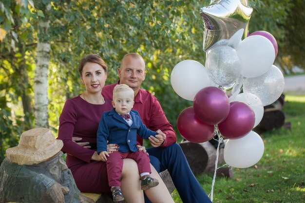 Glückliche Mutter, Vater und Sohn im Park. Glück im Familienleben am Sommertag