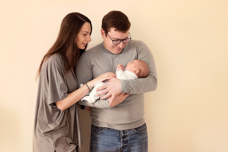 Glückliche neue Familie