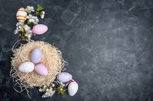 Glückliche Osterkarte mit gemalten Eiern