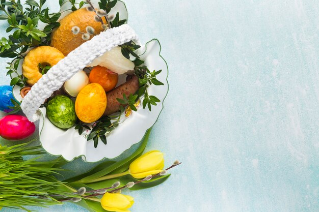 Foto glückliche osterkarte, traditioneller osterkorb mit tulpen