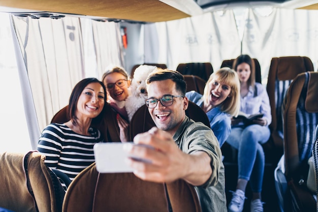 Glückliche Reisende, die Selfie-Foto im Bus machen.