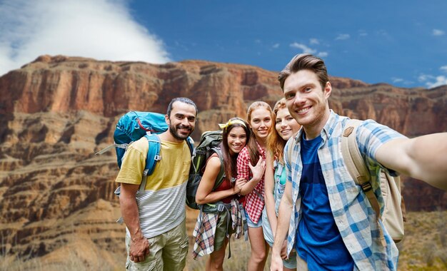 glückliche Reisende machen ein Selfie im Grand Canyon