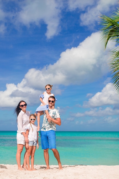 Glückliche schöne Familie am Strand