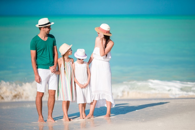 Glückliche schöne Familie am Strand